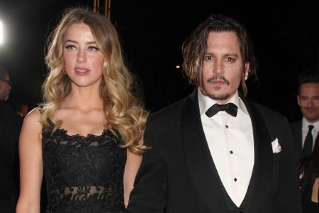 Johnny Depp und Frau Amber Heard sind seit einem Jahr verheiratet Johnny Depp und Frau Amber Heard sind seit einem Jahr verheiratet