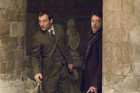 Die messerscharfe Kombinationsgabe von Sherlock Holmes (Robert Downey Jr., r.) und seines Gehilfen Dr. Watson (Jude Law) ist... Die messerscharfe Kombinationsgabe von Sherlock Holmes (Robert Downey Jr., r.) und seines Gehilfen Dr. Watson (Jude Law) ist...