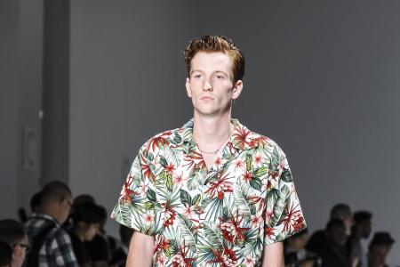 Trend eins: Hawaii-Hemden. Trägt Mann im kommenden Frühjahr 2016 ein bunt bedrucktes Hemd, ist dies keinesfalls ein modische...