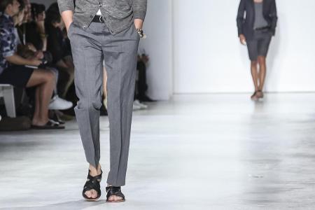 Trend zwei: Wide Leg Pants. Adieu zu Skinny Jeans, ähnlich wie in der Damenmode greift Mann im Frühjahr 2016 zu weitem Bein ...