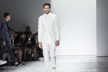 Trend vier: Minimalismus. Bei der Anzugwahl ist Zurückhaltung gefragt. Mit einem Modell in Unifarben macht man im Frühling 2...