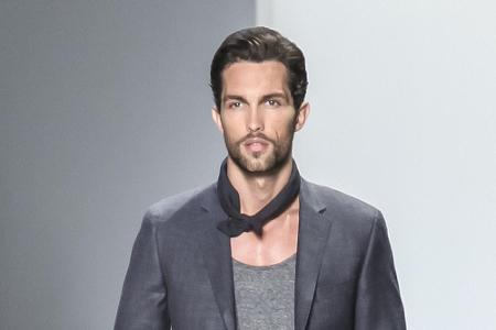 Trend fünf: Halstücher. Ein lässig um den Hals gebundenes Tuch ist in der kommenden Saison das Must-Have-Accessoire für jede...