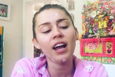 Rosa Pyjama statt nackter Haut: Miley Cyrus pflegt seit ihrer Versöhnung mit Liam Hemsworth einen neuen Style Rosa Pyjama statt nackter Haut: Miley Cyrus pflegt seit ihrer Versöhnung mit Liam Hemsworth einen neuen Style