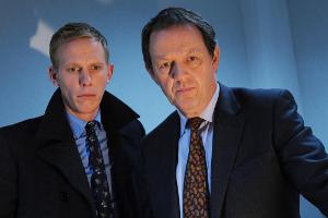 "Lewis: Heimliche Spiele": DS James Hathaway (Laurence Fox, l.) und DI Robert Lewis (Kevin Whately) untersuchen den Mord an ...