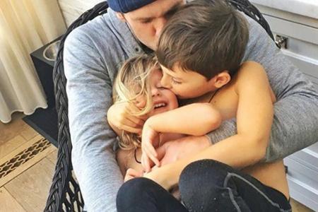 Tom Brady wird von seinen Kindern getröstet Tom Brady wird von seinen Kindern getröstet