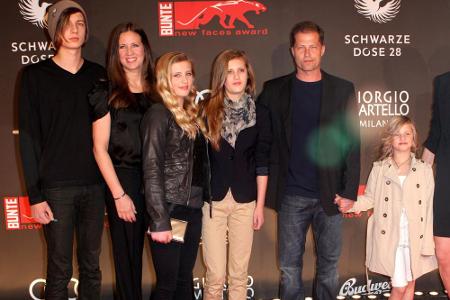 Filmemacher Til Schweiger (r.) mit Dana Schweiger (l.) und den vier gemeinsamen Kindern Valentin, Luna, Lilli und Emma (v.l.... Filmemacher Til Schweiger (r.) mit Dana Schweiger (l.) und den vier gemeinsamen Kindern Valentin, Luna, Lilli und Emma (v.l....