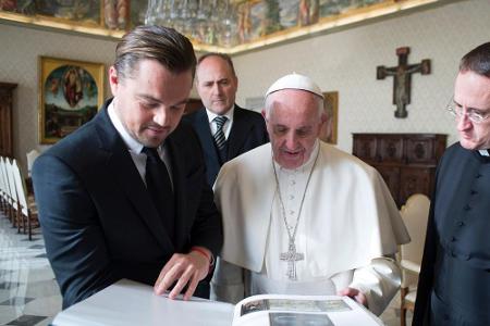 Leonardo DiCaprio (l.) im Gespräch mit Papst Frnaziskus Leonardo DiCaprio (l.) im Gespräch mit Papst Frnaziskus