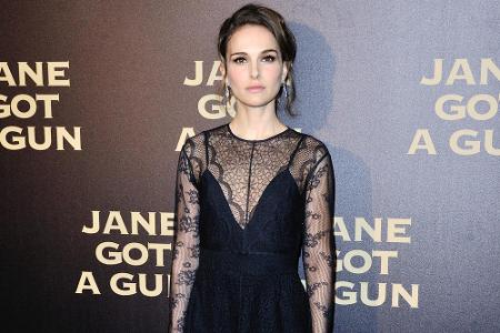 Natalie Portman ist in ihrer schwarzen Spitzen-Robe ein echter Hingucker