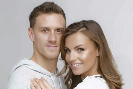 Auf dem Verlobungsfoto von Laura Wontorra und Simon Zoller strahlt nicht nur der Ring Auf dem Verlobungsfoto von Laura Wontorra und Simon Zoller strahlt nicht nur der Ring