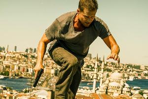 Til Schweiger als Nick Tschiller über den Dächern Istanbuls in "Tatort: Off Duty"