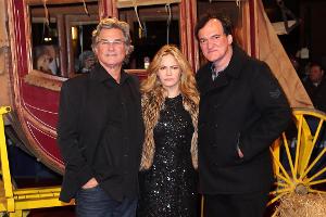 Quentin Tarantino (r.) posiert mit Kurt Russell und Jennifer Jason Leigh vor der Berliner "Hateful Eight"-Postkutsche