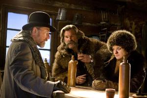 Oswaldo (Tim Roth, l.) erklärt der Verbrecherin Daisy  (Jennifer Jason Leigh) und John "The Hangman" (Kurt Russell), was Ger...