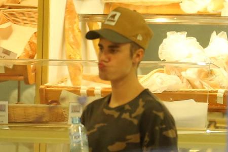 Allein in der Bäckerei: Justin Bieber musste am Montag - wie hier an Silvester - ohne Freundin und Freundinnen auskommen Allein in der Bäckerei: Justin Bieber musste am Montag - wie hier an Silvester - ohne Freundin und Freundinnen auskommen