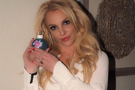 Stolz hält Britney Spears ihr neues Parfum in der Hand