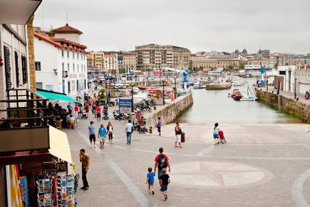 Blick auf die Hafenpromenade von San Sebastián. Blick auf die Hafenpromenade von San Sebastián.