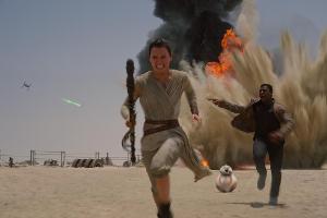 Rey (Daisy Ridley), der Droide BB-8 und Finn (John Boyega) in "Star Wars: Das Erwachen der Macht"
