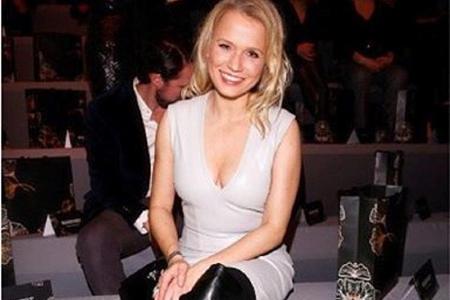 Im enganliegenden Kleid macht Nova Meierhenrich eine gute Figur in der Front Row Im enganliegenden Kleid macht Nova Meierhenrich eine gute Figur in der Front Row