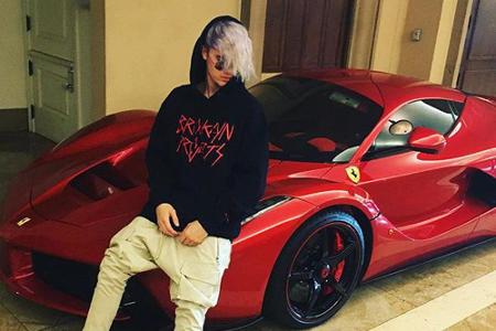 Teenieschwarm Justin Bieber präsentiert in lässiger Pose seine neue Frisur Teenieschwarm Justin Bieber präsentiert in lässiger Pose seine neue Frisur