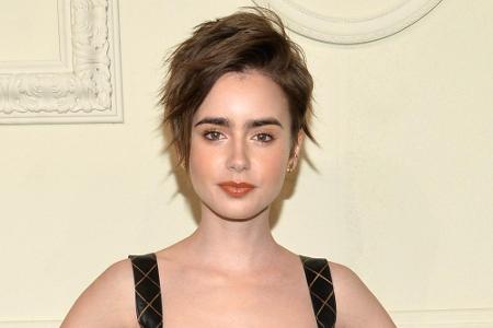 Wuschelig und frech: Lily Collins zeigt, wie erfrischend der Pixie-Cut sein kann