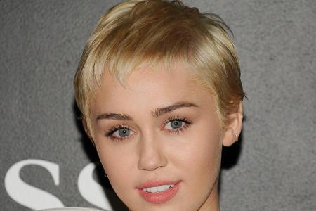 Zu Miley Cyrus' Outfit in zartem Pastell passt der freche Pixie-Cut perfekt