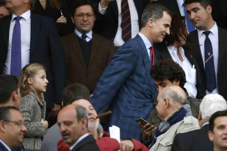 König Felipe mit seiner Tochter Prinzessin Leonor im Fußballstadion König Felipe mit seiner Tochter Prinzessin Leonor im Fußballstadion