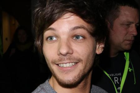 Miese Publicity wegen einem Sieg im Online-Voting: Louis Tomlinson ist nicht bei allen Fans seines Lieblings-Vereins wohlgel... Miese Publicity wegen einem Sieg im Online-Voting: Louis Tomlinson ist nicht bei allen Fans seines Lieblings-Vereins wohlgel...