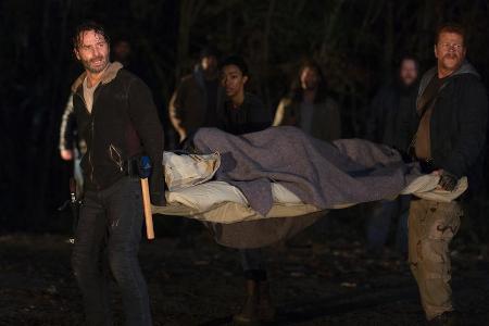 Rick (Andrew Lincoln, l.) und seine Freunde sehen sich einer schieren Übermacht gegenüber Rick (Andrew Lincoln, l.) und seine Freunde sehen sich einer schieren Übermacht gegenüber