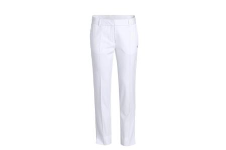 Die weiße Hose ist das perfekte Basic-Teil für einen unaufgeregten, sommerlichen Look.