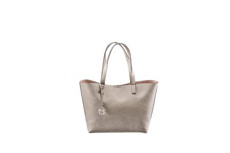 Diese Tasche in Metallic-Optik ist ein echter Hingucker und rundet das Outfit ab.