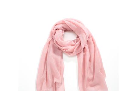 Auch bei den Accessoires wie diesem Schal greift Jette Joop auf die Trendfarbe Rosenquarz zurück.
