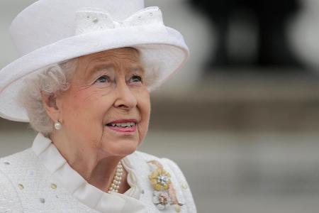 Die Queen in ihrem typischen Look: Kostüm und Hut Ton in Ton