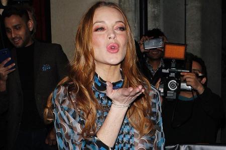 Lindsay Lohan ist glücklich verliebt. Hier verteilt sie Anfang April auf dem roten Teppich Küsschen Lindsay Lohan ist glücklich verliebt. Hier verteilt sie Anfang April auf dem roten Teppich Küsschen