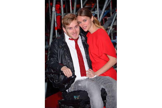 ...glückliche Paar auf der Premiere. Auch Schauspieler Samuel Koch erschien schwer verliebt in Begleitung seiner Verlobten S...