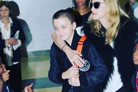 Madonna und drei ihrer Kinder auf einem alten Foto: Mercy (l.), Rocco in Mamas Arm und David (r.) Madonna und drei ihrer Kinder auf einem alten Foto: Mercy (l.), Rocco in Mamas Arm und David (r.)