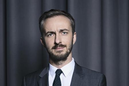 Jan Böhmermann hat sich womöglich etwas zu weit aus dem Fenster gelehnt Jan Böhmermann hat sich womöglich etwas zu weit aus dem Fenster gelehnt