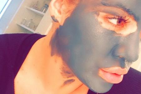 Die Kardashians verpassen keinen Trend: Khloé schwört auf Gesichtsmasken mit Aktivkohle-Anteil