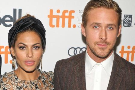 Ähnlich sieht es bei Ryan Gosling und Eva Mendes aus. Auch sie werden angeblich erneut Eltern. Eine offizielle Bestätigung ü...