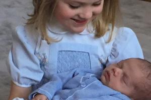 Babyfreude in Schweden: Estelle präsentiert Brüderchen Oscar