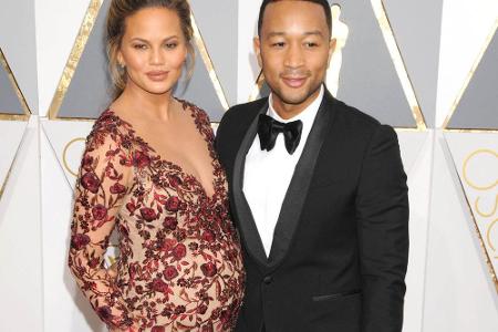 Schön rund ist bereits Chrissy Teigen, die mit Ehemann John Legend ihr erstes Kind erwartet.