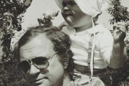 Ein Bild aus Kindertagen: Die kleine Prinzessin Madeleine auf den Schultern von König Carl Gustav Ein Bild aus Kindertagen: Die kleine Prinzessin Madeleine auf den Schultern von König Carl Gustav