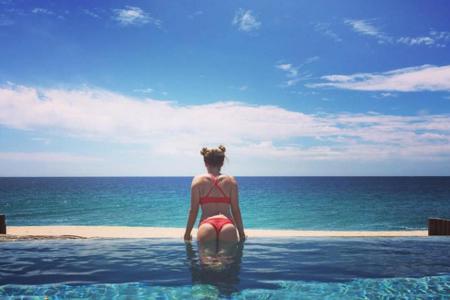 Ashley Tisdale zeigt ihre Topfigur in diesem sommerlichen Schnappschuss Ashley Tisdale zeigt ihre Topfigur in diesem sommerlichen Schnappschuss