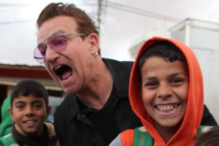 Bono zaubert Flüchtlingskindern ein Lächeln ins Gesicht Bono zaubert Flüchtlingskindern ein Lächeln ins Gesicht