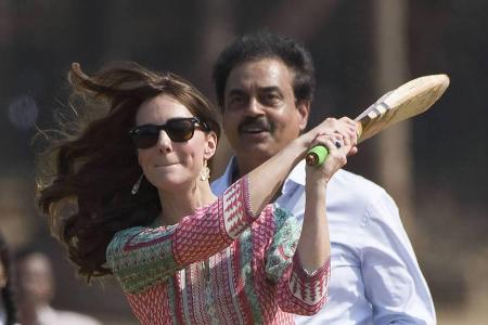 Herzogin Kate nahm in Indien den Cricket-Schläger in die Hand Herzogin Kate nahm in Indien den Cricket-Schläger in die Hand
