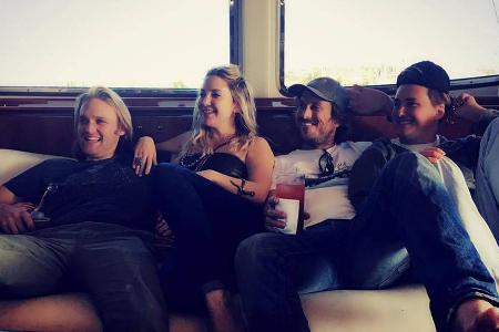 Kate Hudson ganz vertraut mit drei Brüdern, darunter die Schauspieler Wyatt Russell (l.) und Oliver Hudson (2.v.r.) Kate Hudson ganz vertraut mit drei Brüdern, darunter die Schauspieler Wyatt Russell (l.) und Oliver Hudson (2.v.r.)