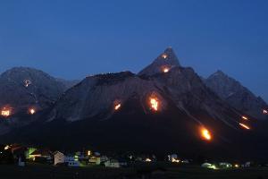 Die Berge brennen, jedes Jahr zur Sonnenwende in der Tiroler Zugspitz Arena