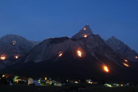 Die Berge brennen, jedes Jahr zur Sonnenwende in der Tiroler Zugspitz Arena Die Berge brennen, jedes Jahr zur Sonnenwende in der Tiroler Zugspitz Arena
