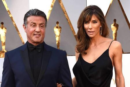 Sylvester Stallone macht auch mit 69 Jahren neben seiner Frau noch eine gute Figur Sylvester Stallone macht auch mit 69 Jahren neben seiner Frau noch eine gute Figur