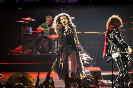 Steven Tyler (M.) und Aerosmith bei einem Auftritt im Jahr 2014 Steven Tyler (M.) und Aerosmith bei einem Auftritt im Jahr 2014