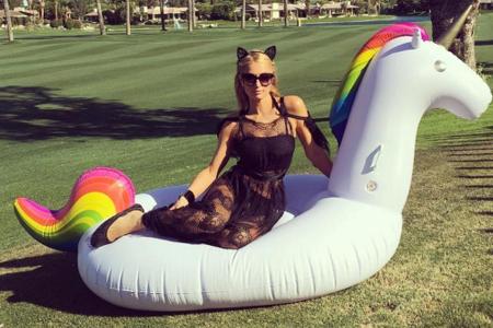 Paris Hilton sattelt ihr Einhorn für den Weg zum Coachella-Festival Paris Hilton sattelt ihr Einhorn für den Weg zum Coachella-Festival