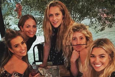 Ashley Hart mit ihren australischen Freundinnen Ashley Hart mit ihren australischen Freundinnen